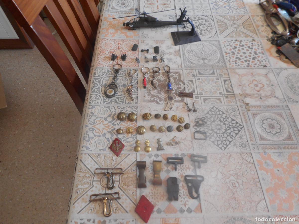 Militaria: lote de insignias y varios