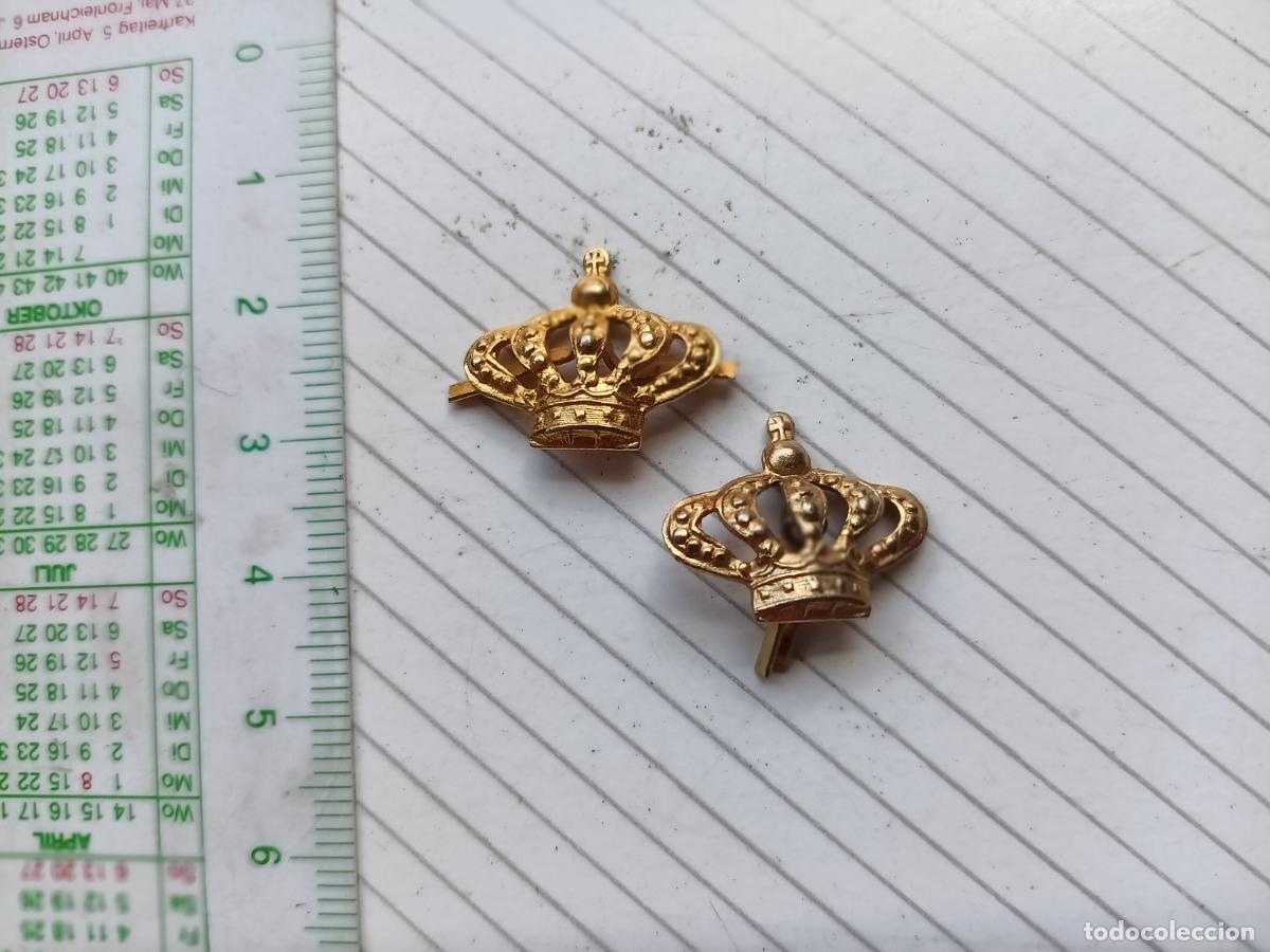 Militaria: 2 coronas, apliques militares
