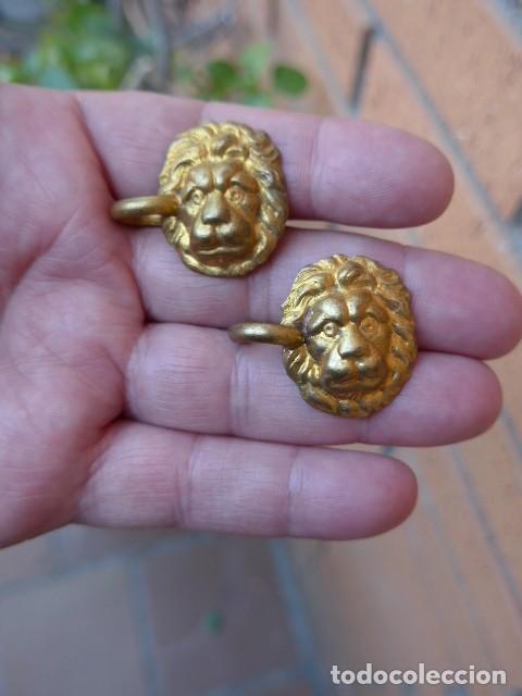 Militaria: ANTIGUOS EMBLEMAS CABEZA DE LEON PARA CASCO DE PINCHO CABALLERIA CON ENGANCHE