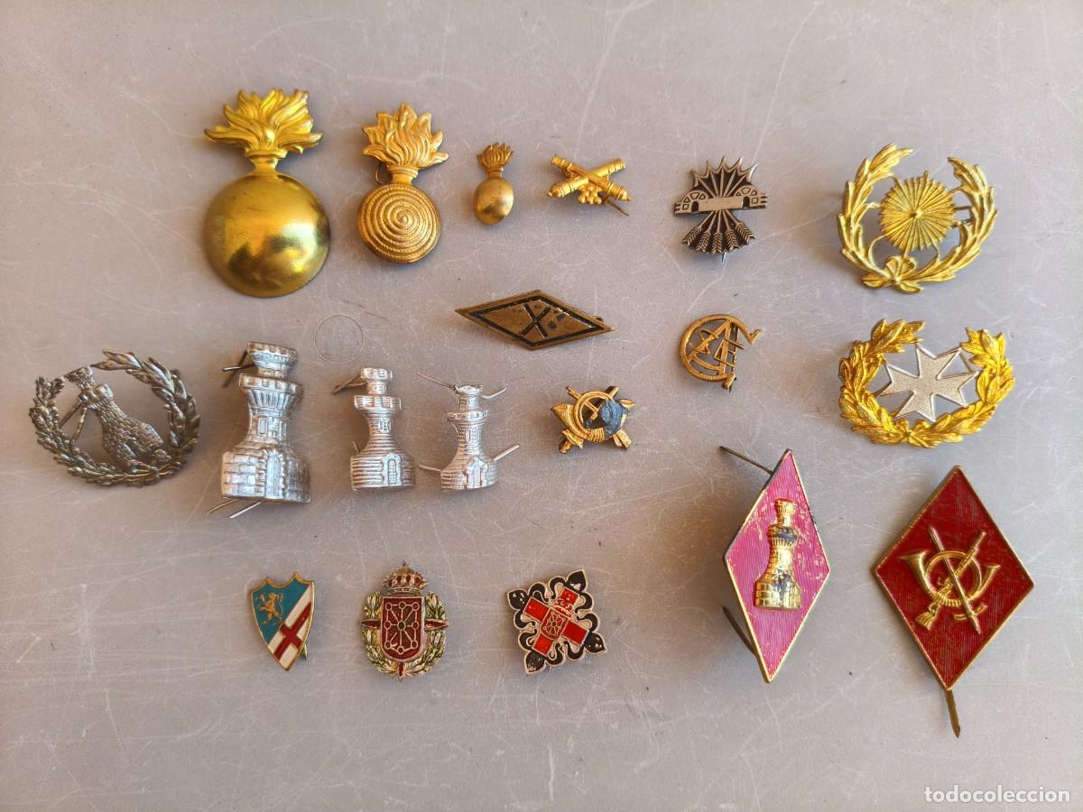 Militaria: Lote de emblemas y distintivos.