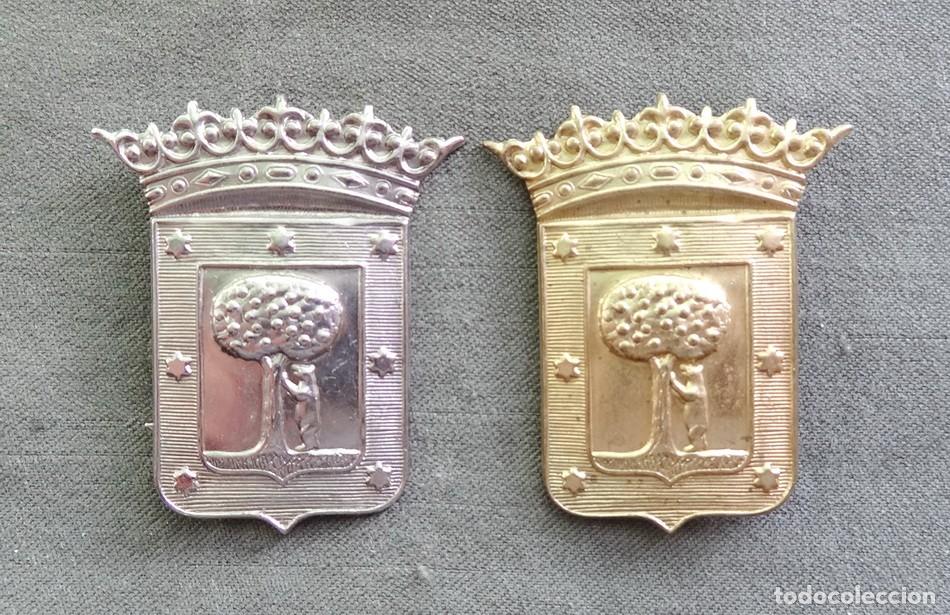 Militaria: DISTINTIVOS DE GORRA DE POLICIA MUNICIPAL DE MADRID, PATEADO Y DORADO