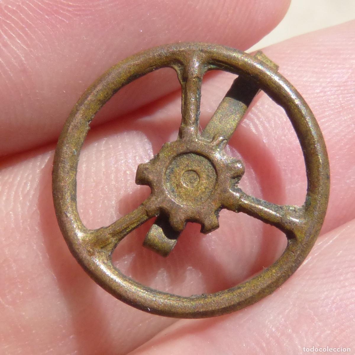 Militaria: Antigua insignia de conductor, guerra civil?, 19mm, 0,89gr.