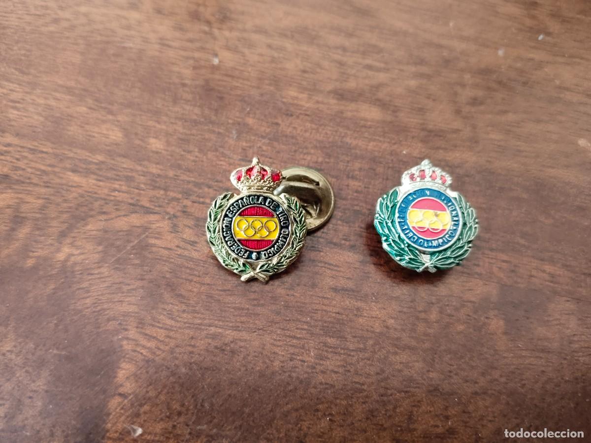 Militaria: Insignia de ojal y pintura de la Federaci&oacute;n Espa&ntilde;ola de Tiro Ol&iacute;mpico.