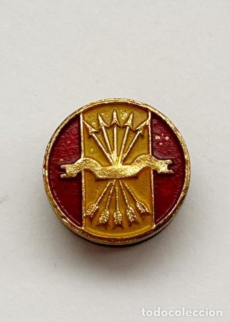 Militaria: INSIGNIA / EMBLEMA FALANGE &ndash; YUGO Y FLECHAS &ndash; &Eacute;POCA FRANQUISTA &ndash; ESMALTADA &ndash; ORIGINAL