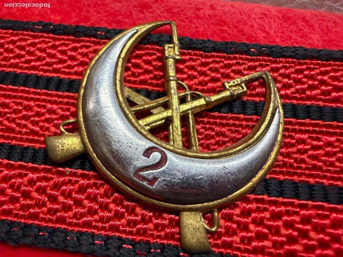 Militaria: Antigua insignia y galon de las Fuerzas Regulares Indigenas,Grupo de Melilla, numero 2. Mide 3cms