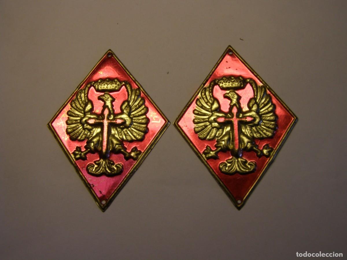 Militaria: Par de rombos del Ej&eacute;rcito Espa&ntilde;ol, centro instrucci&oacute;n reclutas, a&ntilde;os 70. Acero latonado.