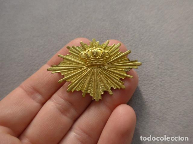 Militaria: Antigua insignia original de gorra de carabineros de Alfonso XIII, emblema original alfonsino.