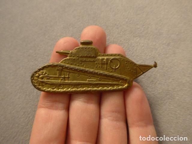Militaria: Antigua gran insignia de tanquista republicano, emblema original. Guerra civil. Tanque.