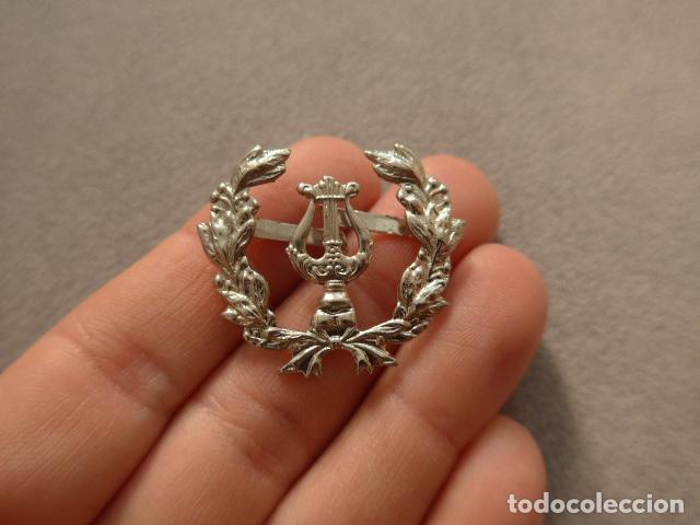 Militaria: Antigua insignia o emblema de gorra de musico militar, epoca Republica y guerra civil