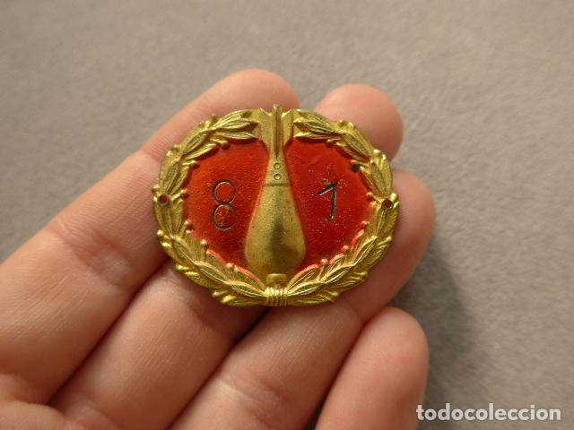 Militaria: Antigua insignia original del mortero 81 mm, emblema de guerra civil. Con el numero dentro.
