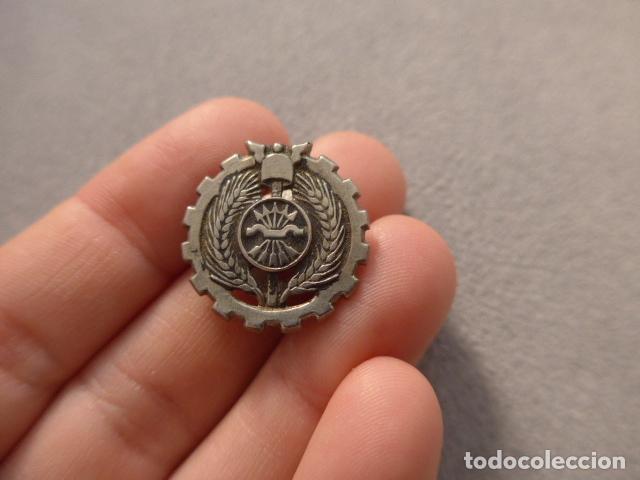 Militaria: Antigua insignia original de la Falange Espa&ntilde;ola, guerra civil. Marcada Borras de Palma de Mallorca