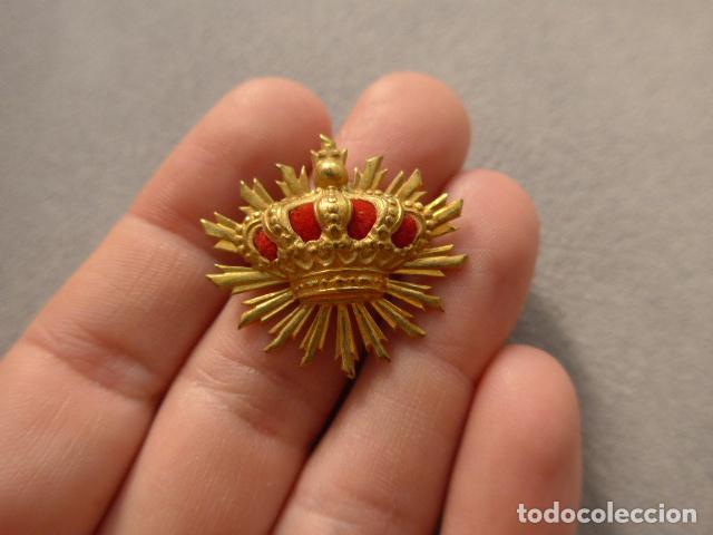 Militaria: Antigua insignia o emblema de carabineros alfonsino, original. Epoca de Alfonso XIII.