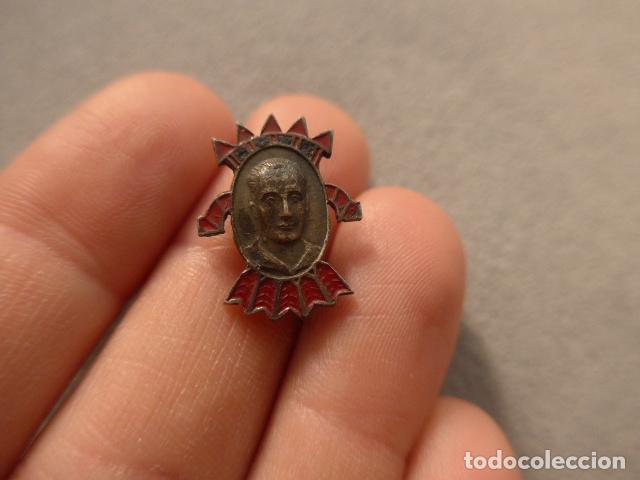 Militaria: Antigua insignia original de la Falange y Jose Antonio Primo de Rivera, guerra civil.
