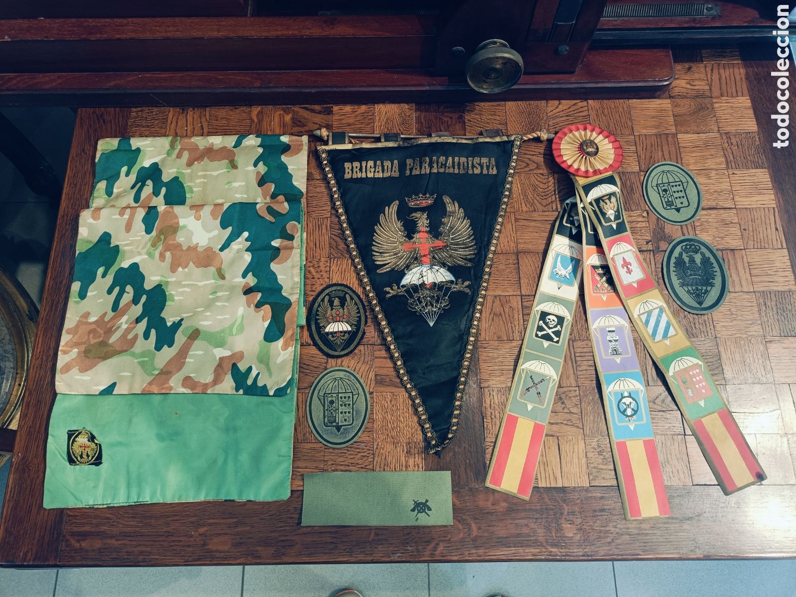 Militaria: LOTE EJERCITO ESPA&Ntilde;OL. BRIGADA PARACAIDISTA . CORBATIN , PARCHES, BANDER&Iacute;N ,PA&Ntilde;UELO