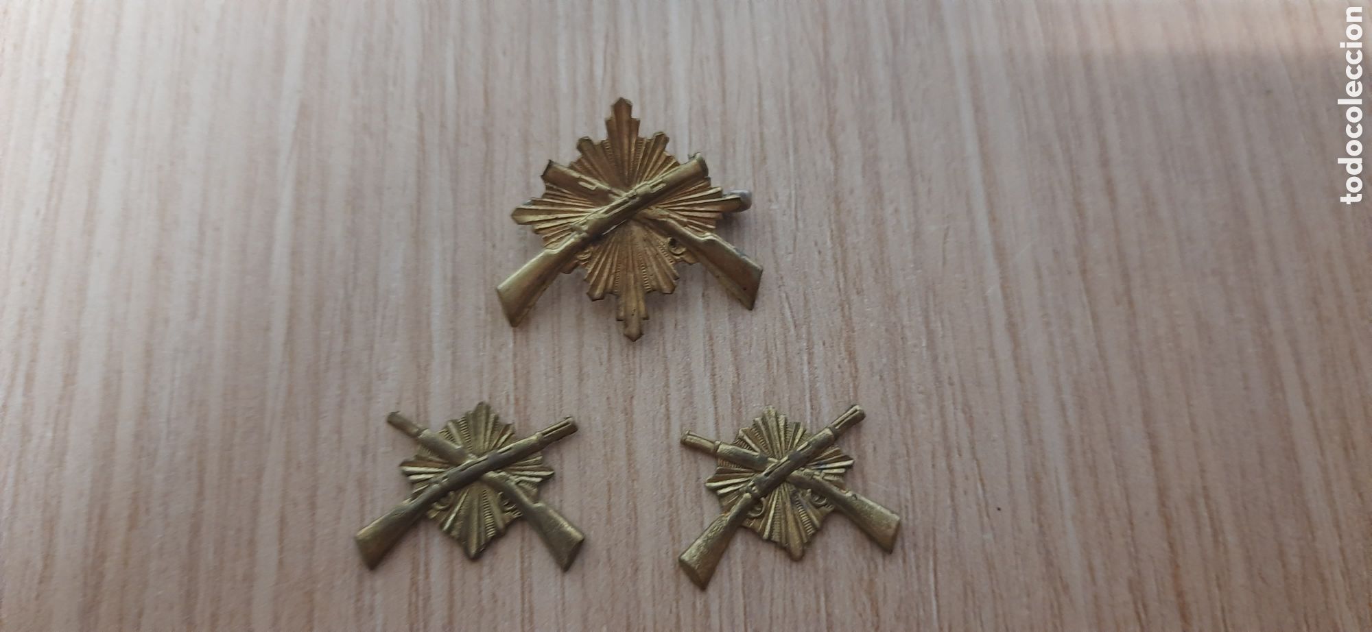 Militaria: Tres insignias carabineros epoca guerra civil