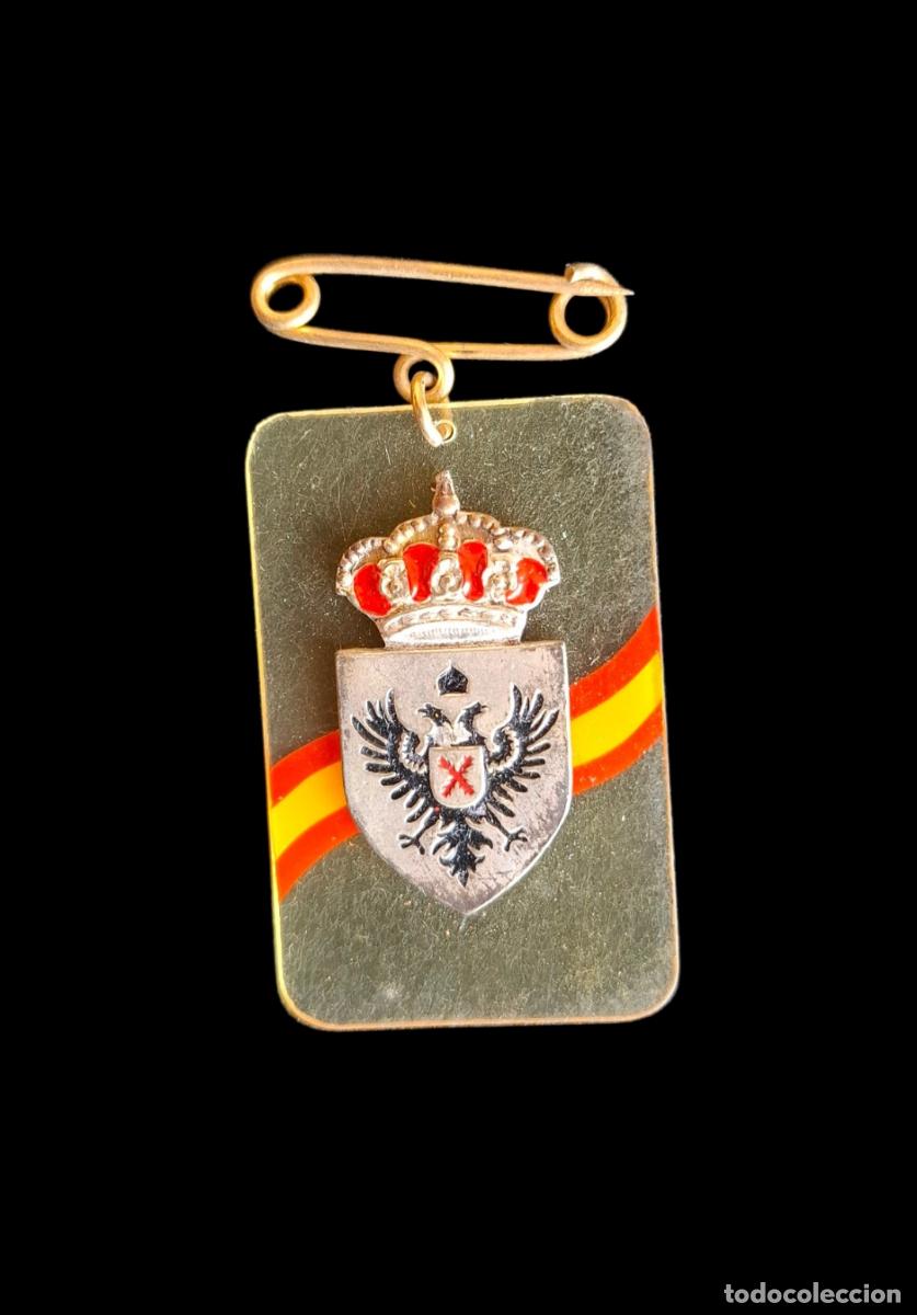 Militaria: (MI-260509)INSIGNIA CARLISTA DE PLACA CON BANDERA NACIONAL Y AGUJA
