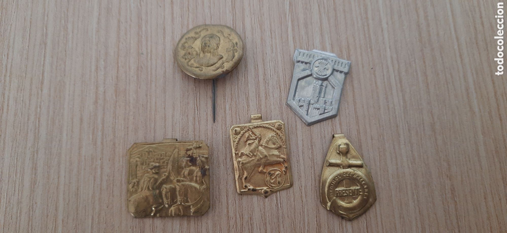 Militaria: Auxilio social chapas A&Ntilde;OS 40