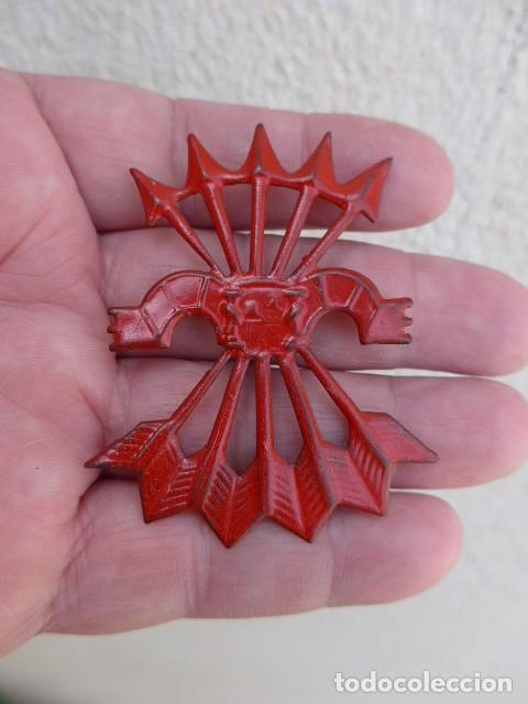 Militaria: ANTIGUO YUGO Y FLECHAS GRANDE FALANGE CON ESCUDO - GUERRA CIVIL
