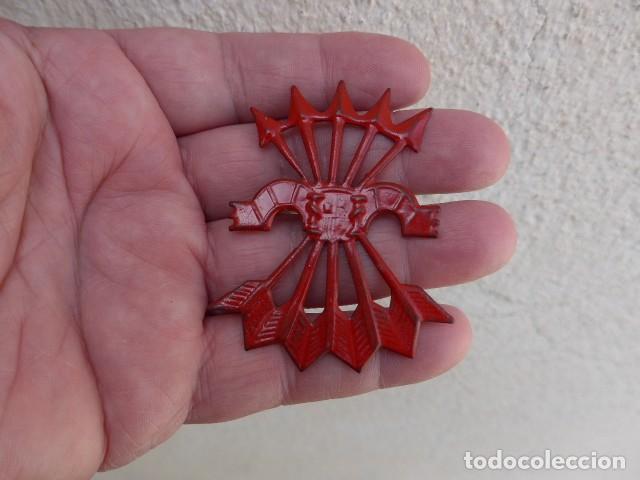 Militaria: ANTIGUO YUGO Y FLECHAS GRANDE FALANGE CON ESCUDO - GUERRA CIVIL
