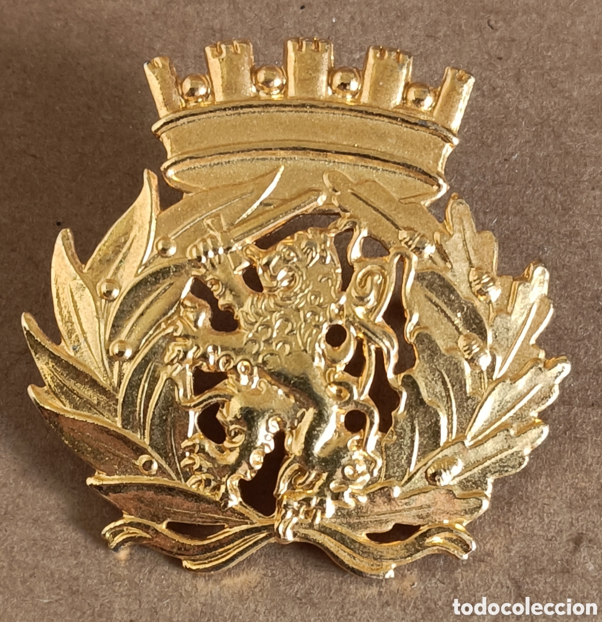 Militaria: Insignia s&iacute;mbolo emblema militar portugu&eacute;s boina Castel&atilde;o de lat&oacute;n