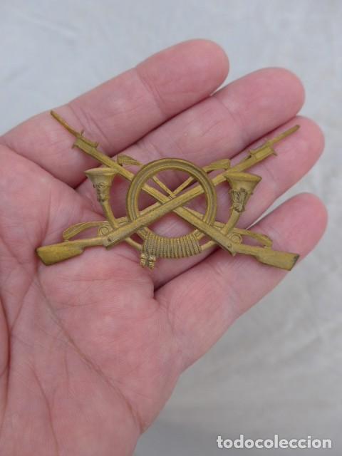 Militaria: EMBLEMA DE INFANTERIA PARA GORRA DE PLATO EPOCA ALFONSO XIII REPUBLICA