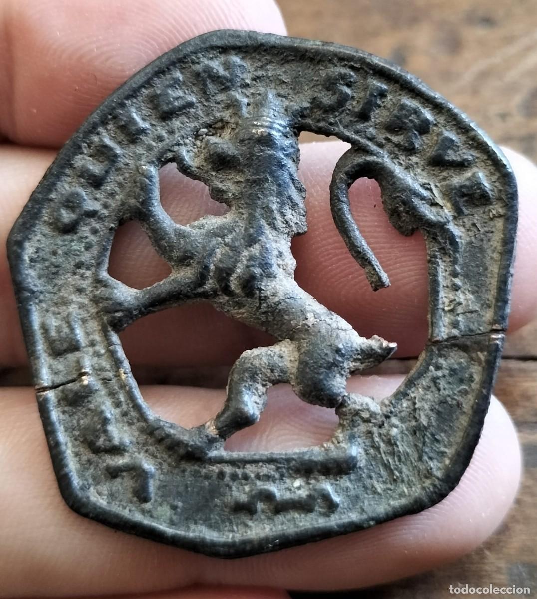 Militaria: ANTIGUA INSIGNIA EMBLEMA DE LA OJE (ORGANIZACION JUVENIL ESPA&Ntilde;OLA ) QUIEN SIRVE VALE-FALANGE A&Ntilde;OS 60
