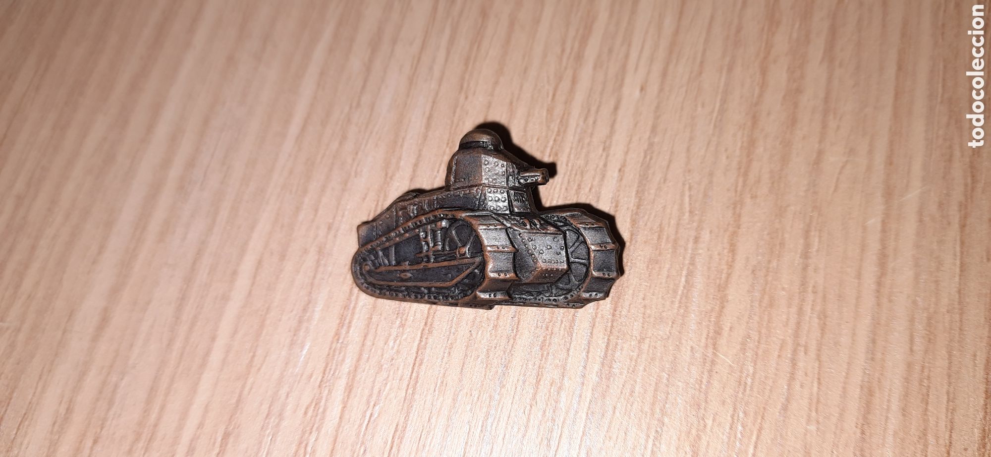 Militaria: Insignia tanque de 3 cm de longitud