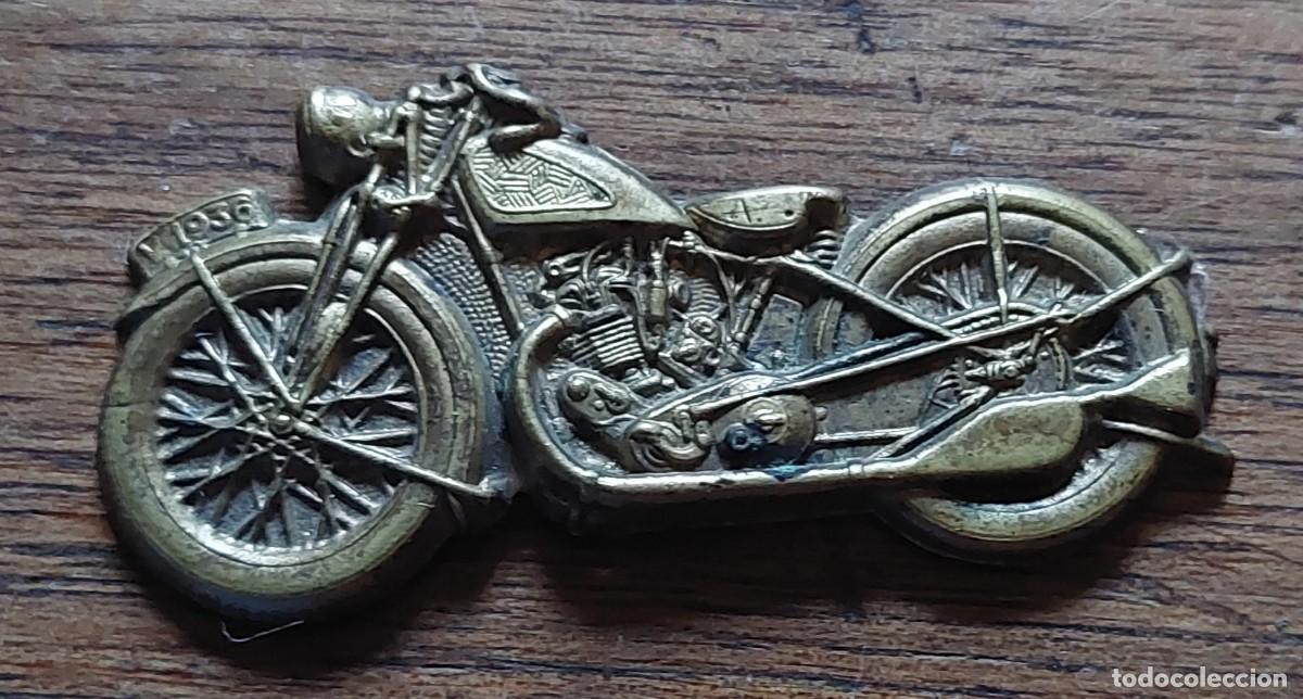 Militaria: Emblema de enlace motorizado Guerra Civil republica matricula V 1936 rara