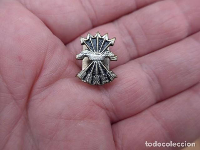 Militaria: ANTIGUA INSIGNIA YUGO Y FLECHAS DE FALANGE NUMERADA