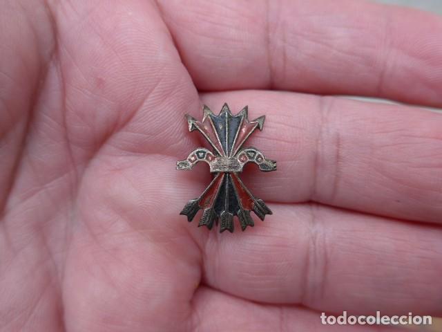 Militaria: ANTIGUA INSIGNIA YUGO Y FLECHAS DE FALANGE