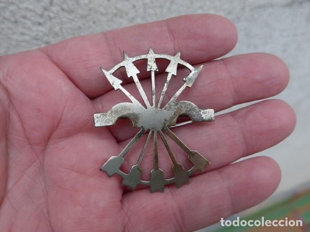 Militaria: EMBLEMA YUGO Y FLECHAS DE FALANGE GUERRA CIVIL Y POSGUERRA DIVISION - AZUL - 5,1x4,1 CM