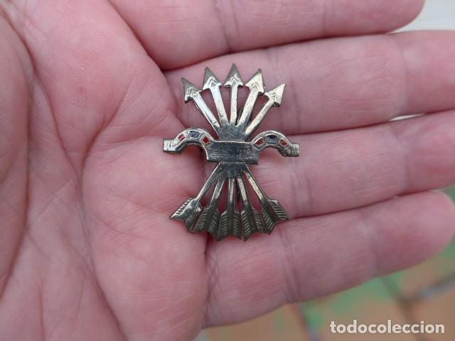 Militaria: ANTIGUO EMBLEMA YUGO Y FLECHAS DE FALANGE GUERRA CIVIL - 3,6 x 2,8 cm