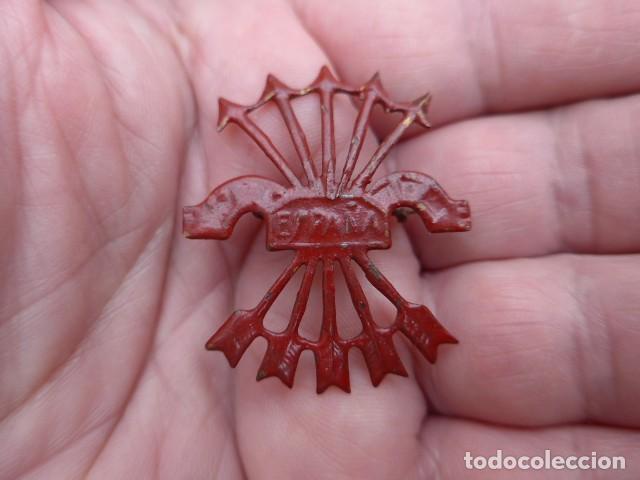 Militaria: ANTIGUO EMBLEMA YUGO Y FLECHAS DE FALANGE EN EL CENTO ESPA&Ntilde;A GUERRA CIVIL DIVISION AZUL 3,9 X 3,3 cm