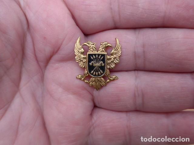 Militaria: ANTIGUA INSIGNIA AGUILA BICEFALA CARLISTA - YUGO Y FLECHAS FALANGE - GUERRA CIVIL - DORADA