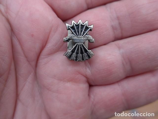 Militaria: ANTIGUA INSIGNIA YUGO Y FLECHAS DE FALANGE NUMERADA