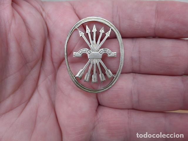 Militaria: ANTIGUO EMBLEMA YUGO Y FLECHAS DE FALANGE 3,9 x 3,1 CM