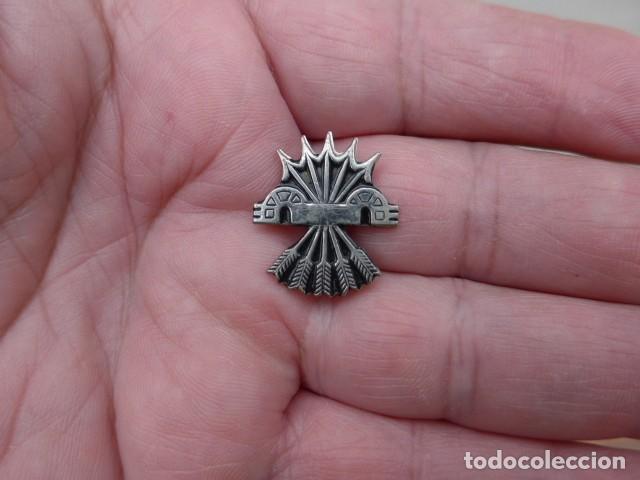 Militaria: ANTIGUA INSIGNIA YUGO Y FLECHAS DE FALANGE