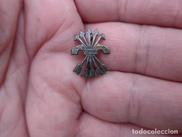 Militaria: ANTIGUA INSIGNIA YUGO Y FLECHAS DE FALANGE EN EL CENTRO ESPA&Ntilde;A