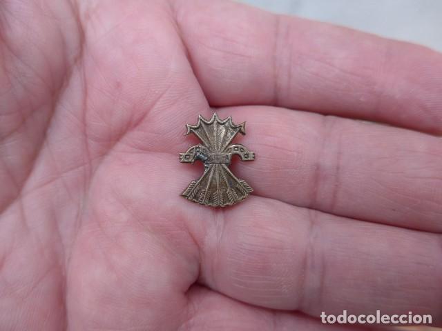 Militaria: ANTIGUA INSIGNIA YUGO Y FLECHAS DE FALANGE