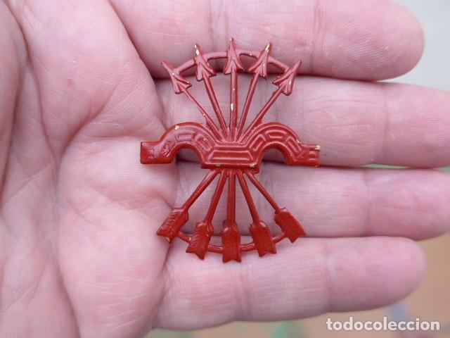 Militaria: ANTIGUO EMBLEMA YUGO Y FLECHAS FALANGE ROJO GUERRA CIVIL DIVISION AZUL 4,6x3,7cm