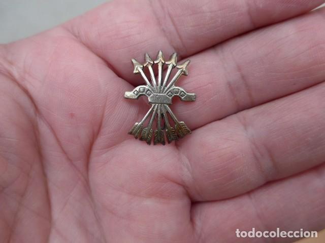 Militaria: ANTIGUA INSIGNIA YUGO Y FLECHAS DE FALANGE GUERRA CIVIL