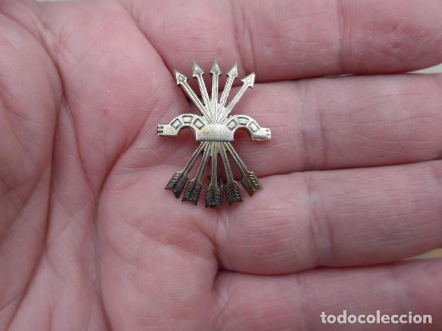 Militaria: ANTIGUA INSIGNIA YUGO Y FLECHAS DE FALANGE GUERRA CIVIL 3x2,2 cm