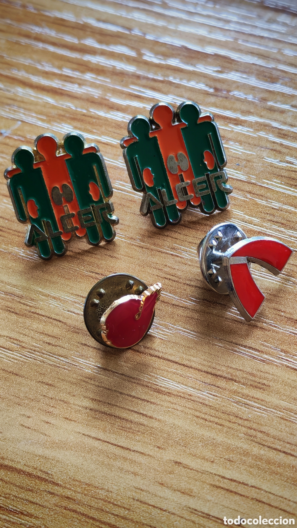 Militaria: 4 PINS DE VOLUNTARIADO (ESPA&Ntilde;A): ALCER, CRUZ ROJA Y VOLUNTARIADO.