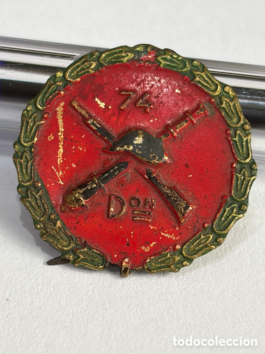 Militaria: Pin de alfiler ( 2 cm) de la 74 Divisi&oacute;n - Guerra Civil - muy rara -