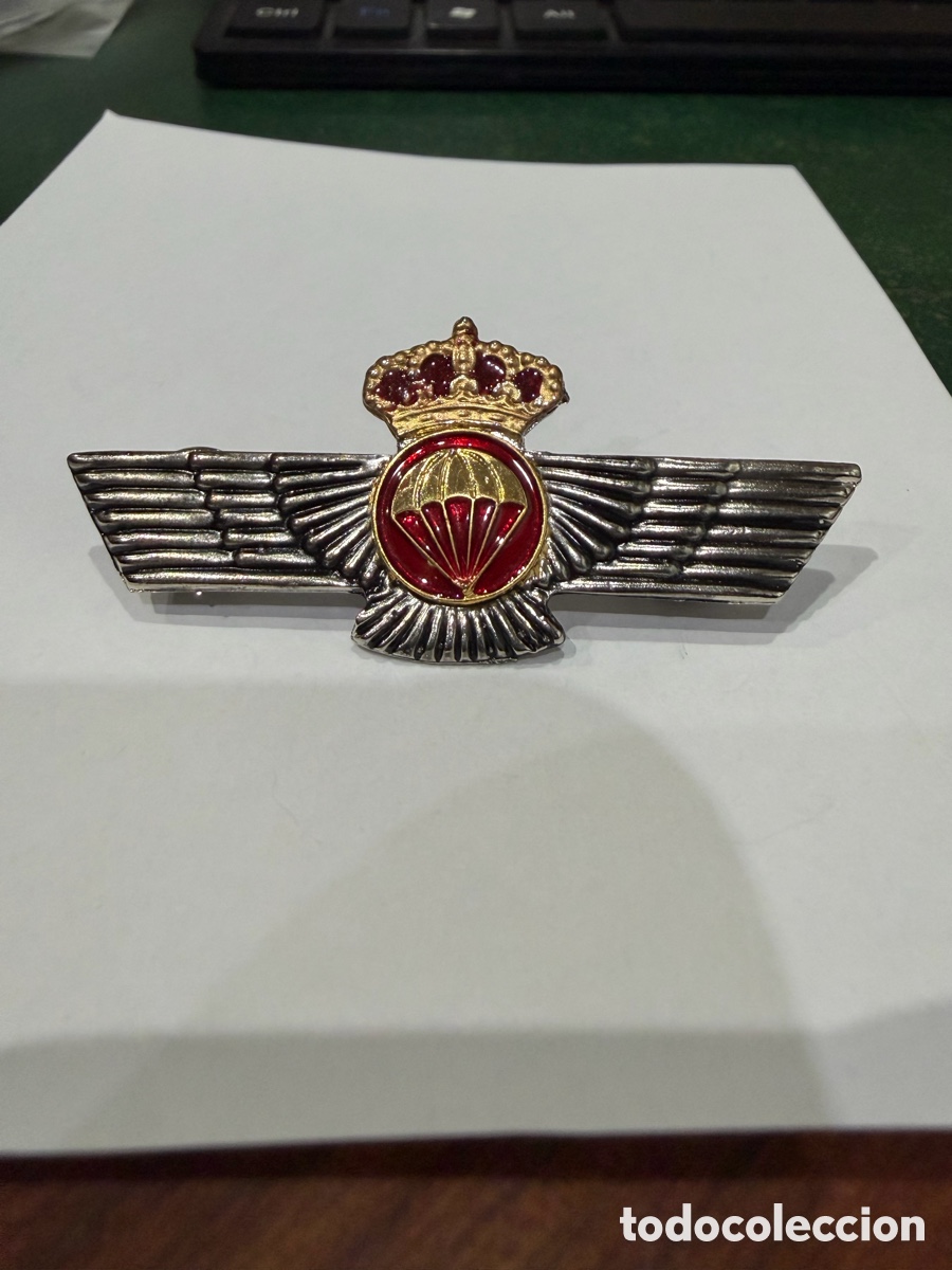 Militaria: Distintivo de pecho de Curso de Paracaidista mide 6 x 2,5 cm &eacute;poca Actual