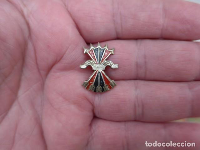 Militaria: ANTIGUA INSIGNIA YUGO Y FLECHAS DE FALANGE