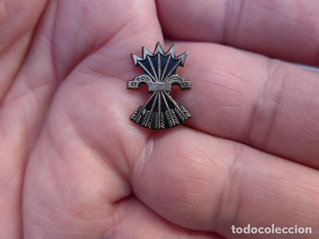 Militaria: ANTIGUA INSIGNIA YUGO Y FLECHAS DE FALANGE