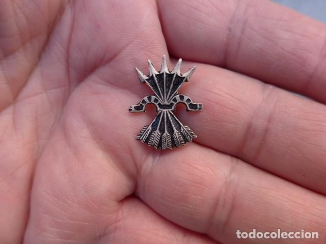 Militaria: ANTIGUA INSIGNIA YUGO Y FLECHAS DE FALANGE