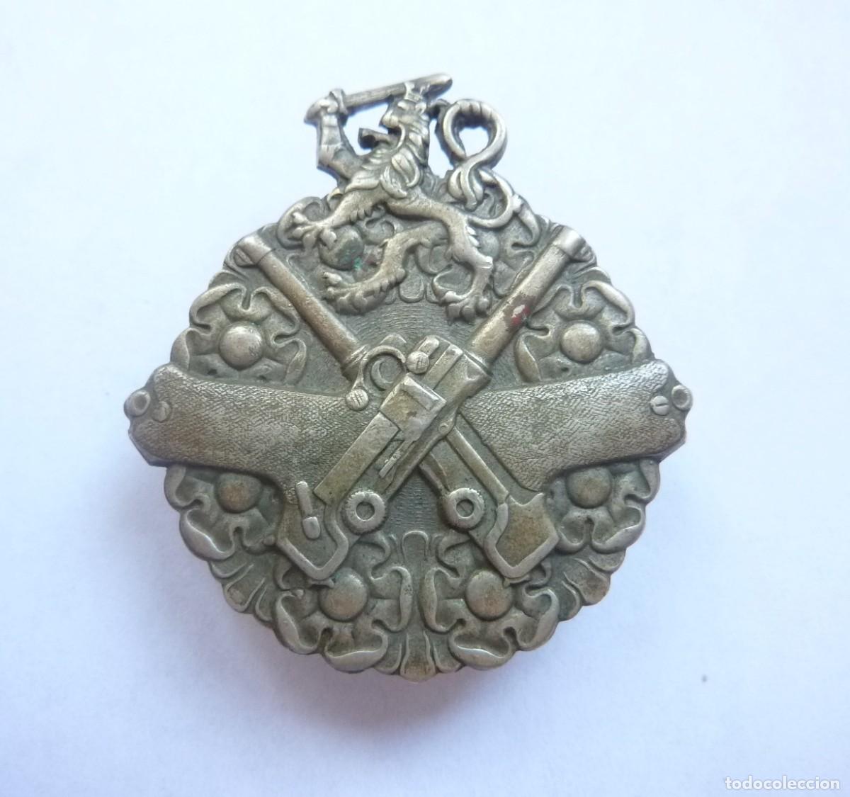 Militaria: Finlandia: Antiguo emblema tirador selecto - Distintivo expero en tiro con pistola. Numerado. Luger