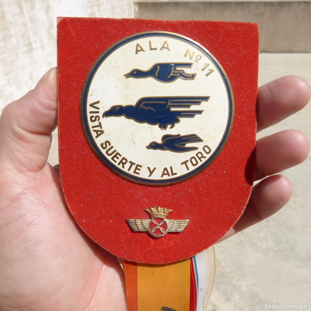 Militaria: Placa met&aacute;lica e insignia, licenciatura base manises, Valencia, ala 11 vista suerte y al toro.